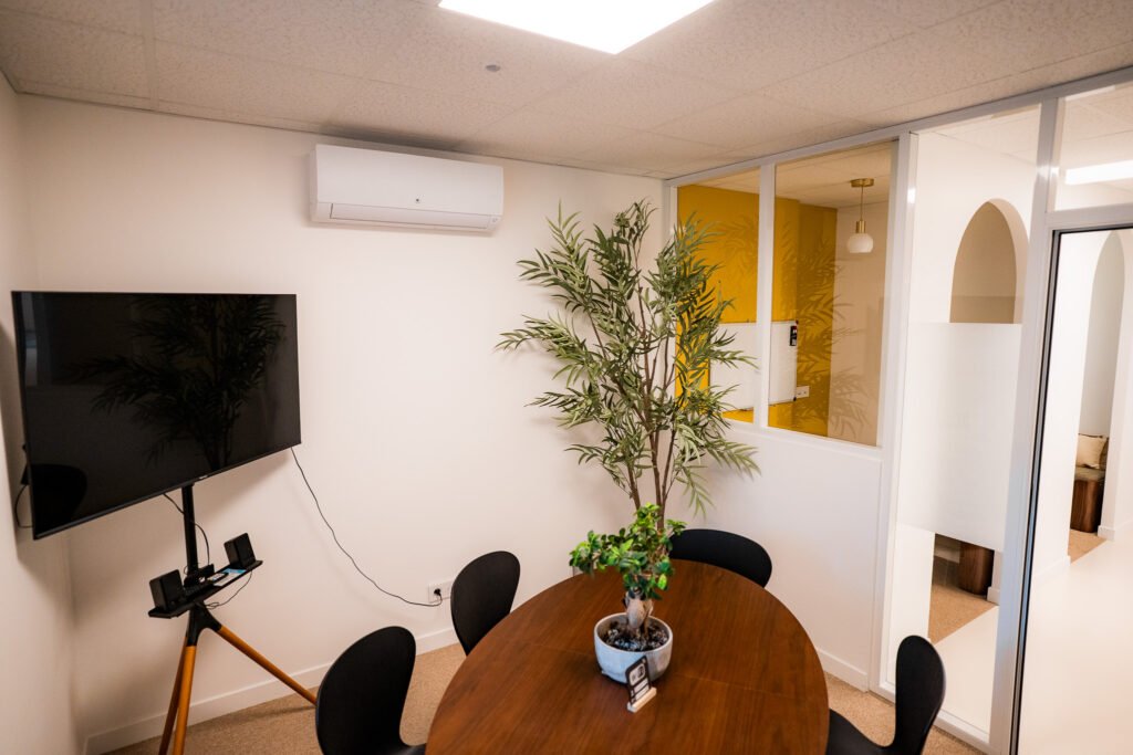 Salle de réunion Flex vue depuis l'entrée, avec son écran de présentation