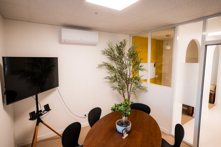 Salle de réunion Flex vue depuis l'entrée, avec son écran de présentation