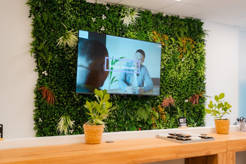 Mur végétal et grand comptoir en bois de l'open space du Silicone Valley à Gex