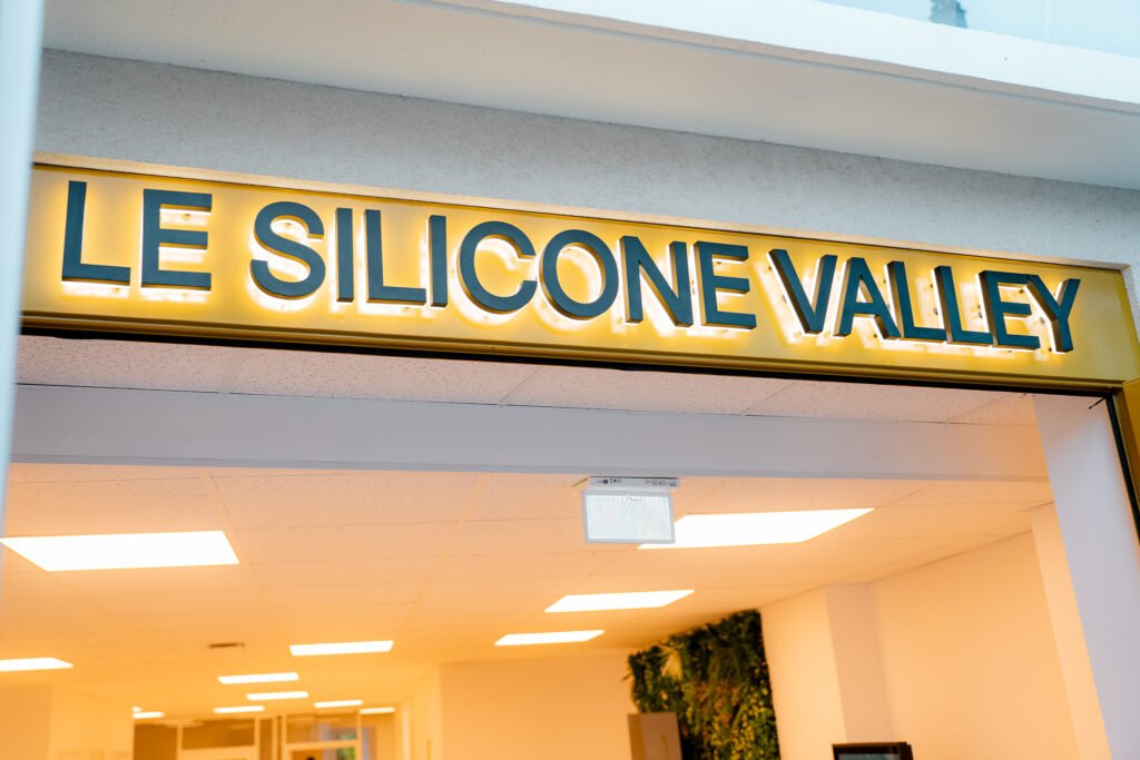 Entrée du Silicone Valley et son enseigne, à Gex