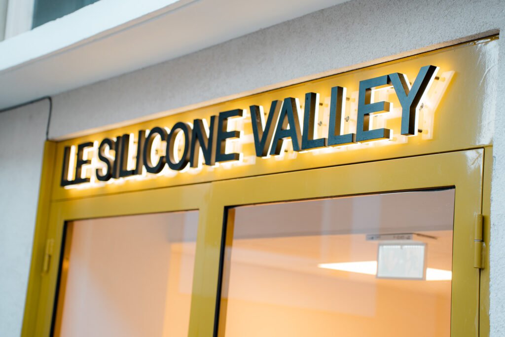 Enseigne lumineuse du Silicone Valley au 31 rue du Commerce à Gex