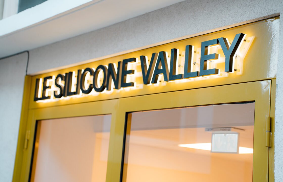 Enseigne lumineuse du Silicone Valley au 31 rue du Commerce à Gex