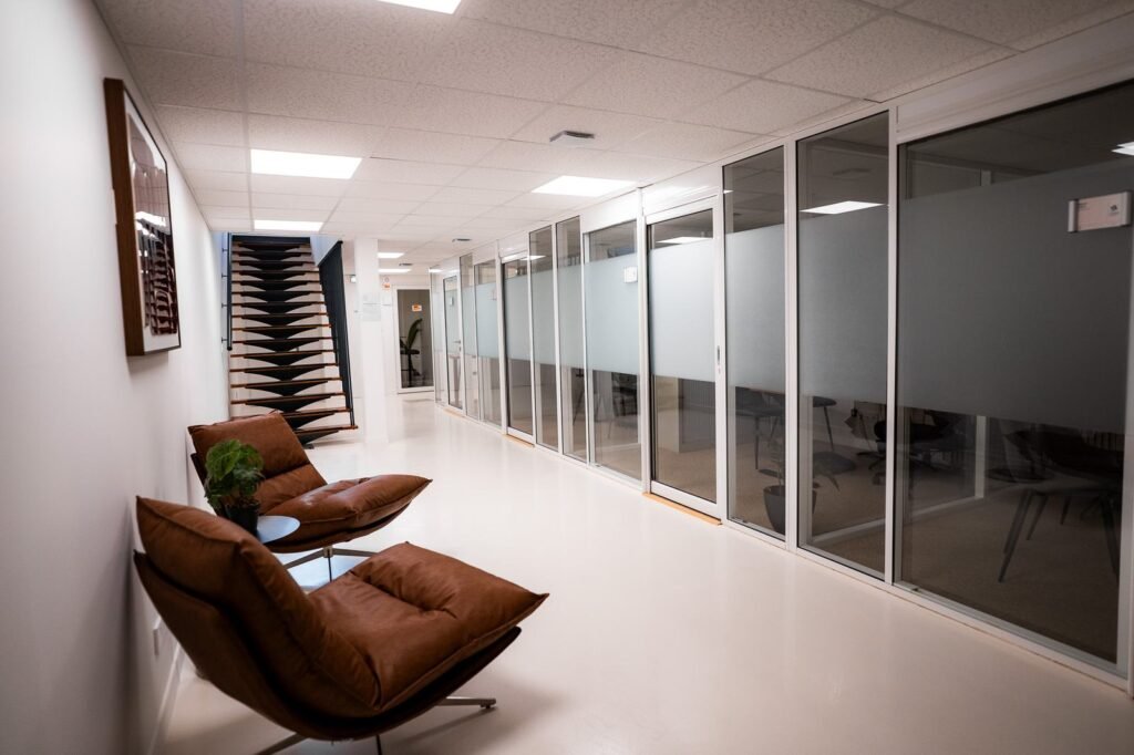 Couloir des bureaux fermés vitrés et coin détente du Silicone Valley