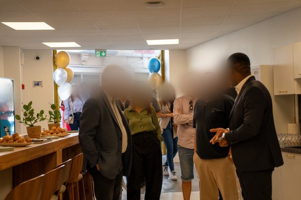 Christian Kinda échange avec les membres de la communauté dans l'espace de coworking du Silicone Valley
