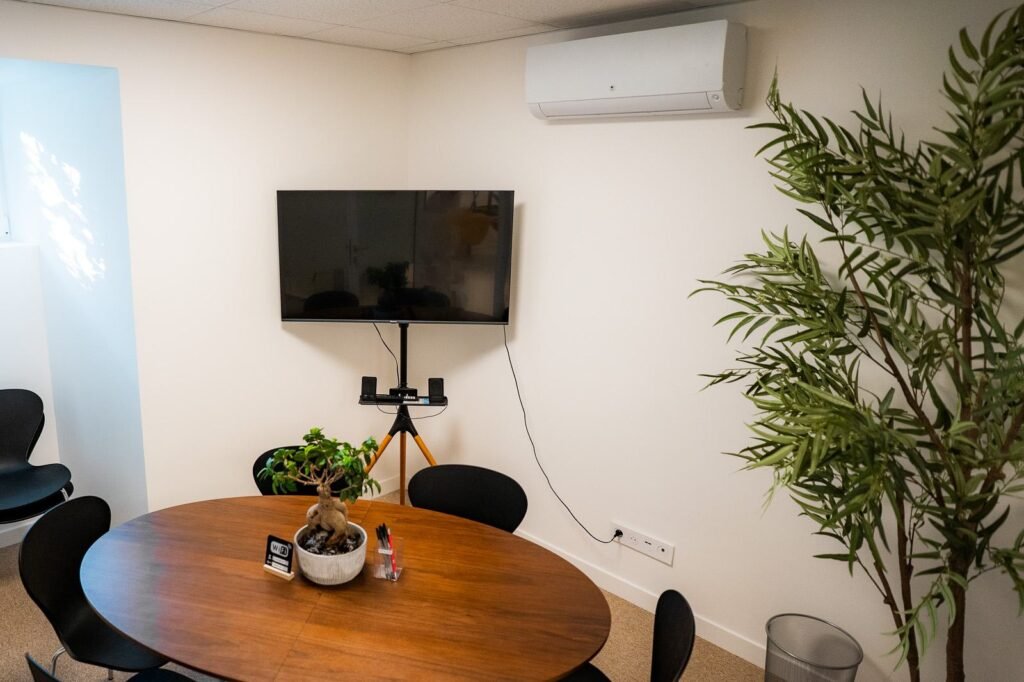 Salle de réunion Flex : table ronde et écran pour les présentations, au Silicone Valley à Gex