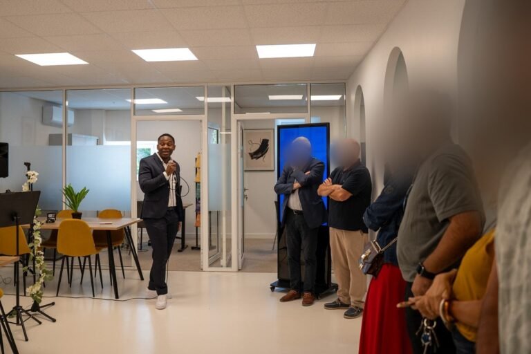 Christian Kinda prend la parole lors d'une soirée au Silicone Valley à Gex
