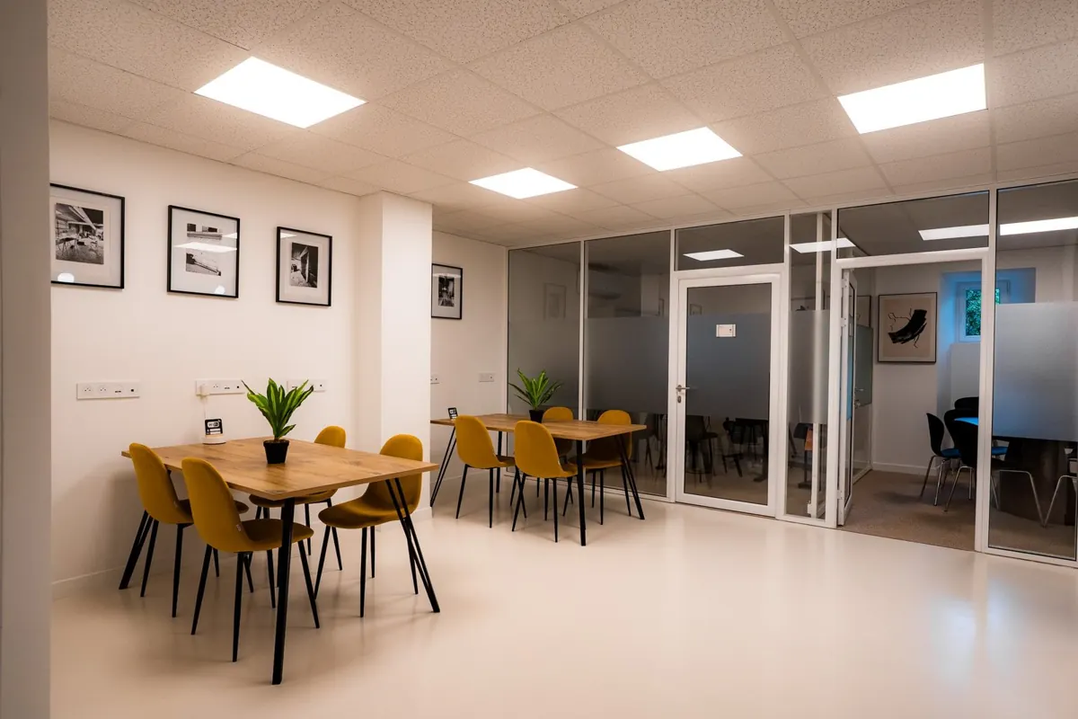 Le coworking du Silicone Valley, tables de travail et chaises jaunes