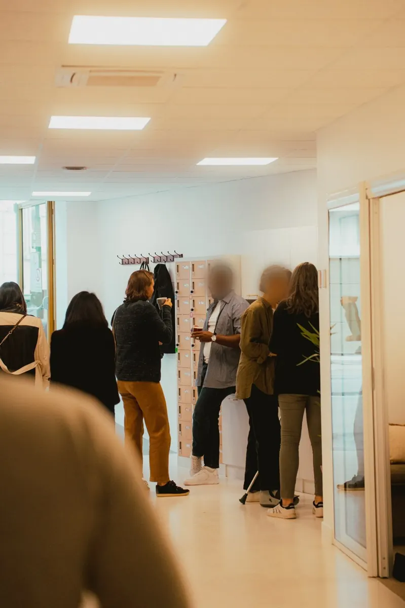 Le couloir plein de monde à l'arrivée d'un Café des Pionniers