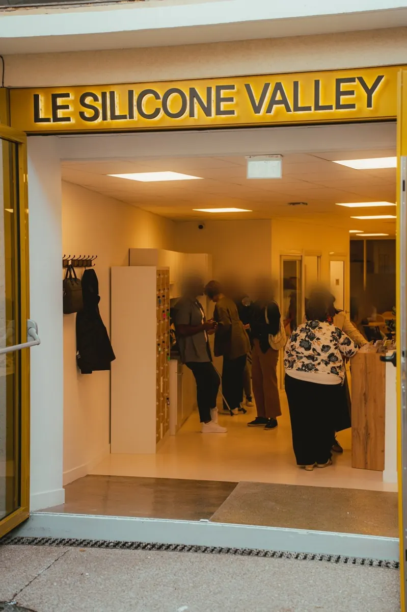 L'entrée du Silicone Valley sous son enseigne, pleine de monde un soir de Café des Pionniers
